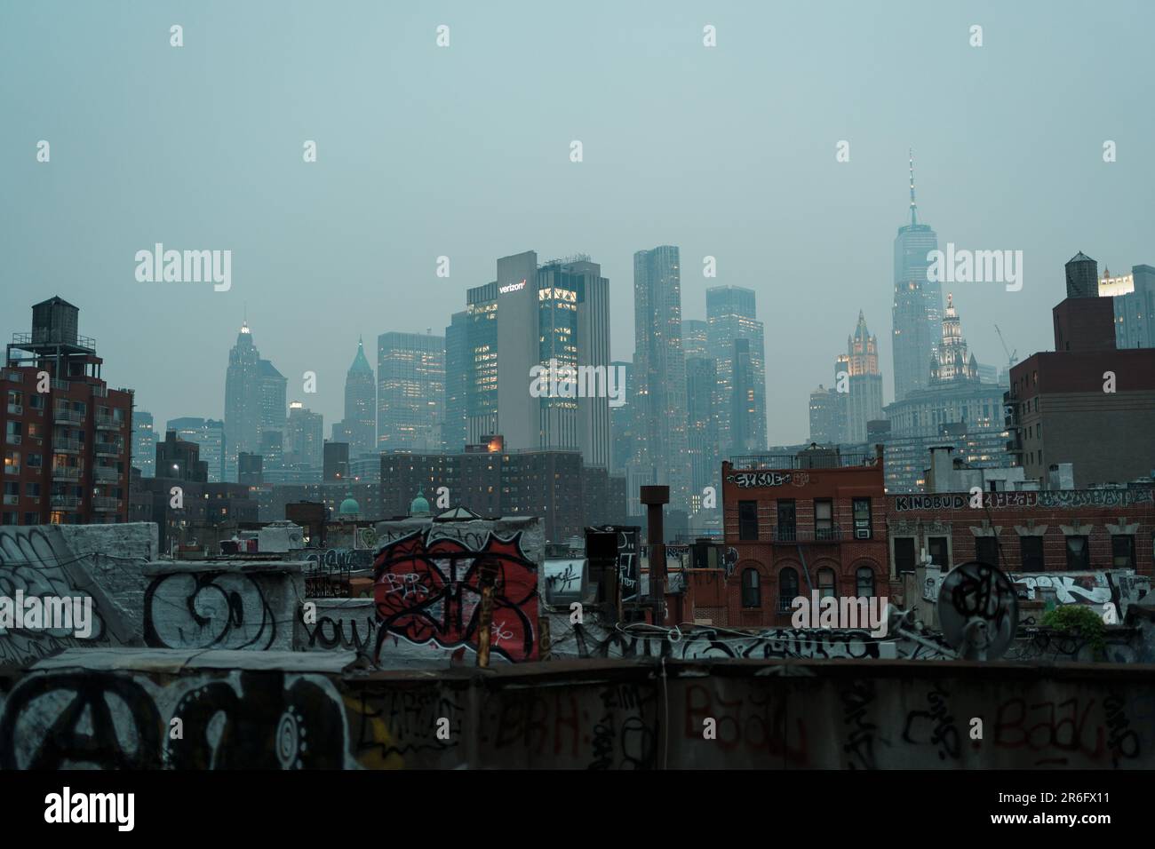 Trübe Aussicht auf die Skyline von Lower Manhattan zur Blue Hour, von der Manhattan Bridge, Manhattan, New York City Stockfoto