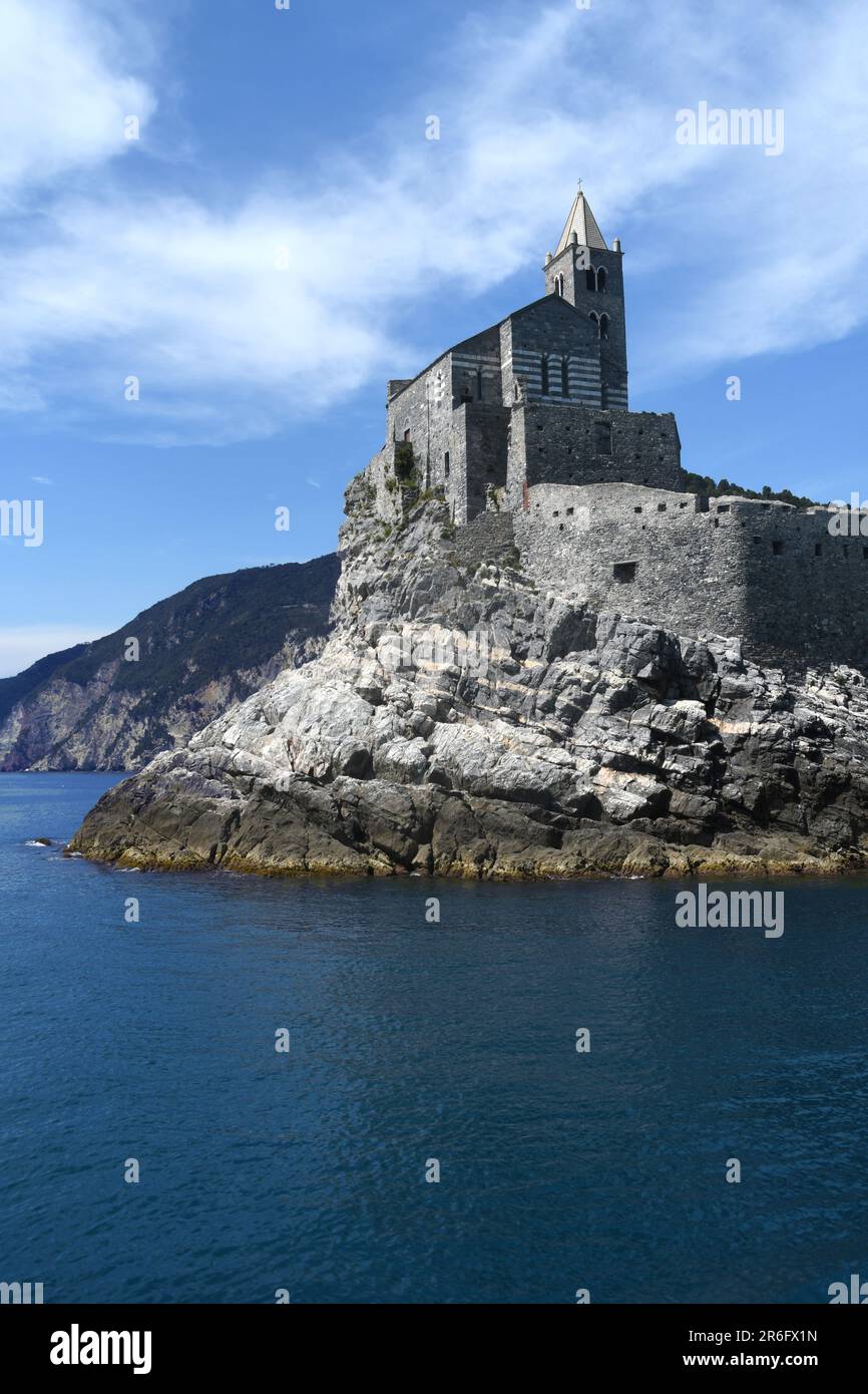 Italien - Porto Venere - 8. Mai 2022: Die romanische Kirche San Pietro ist ein katholisches religiöses Gebäude in Porto Venere unter der Burg Doria. Stockfoto