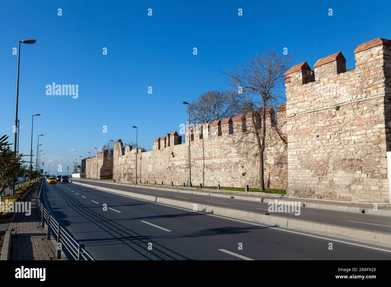 Ein Teil der alten Konstantinopel-Mauern mit Türmen in Istanbul, Türkei Stockfoto