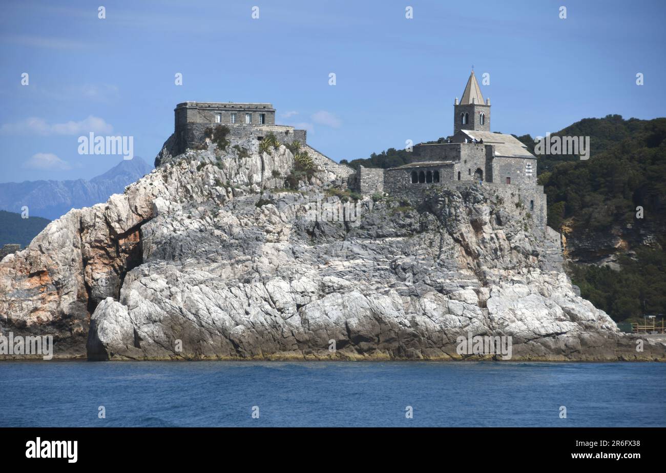 Italien - Porto Venere - 8. Mai 2022: Die romanische Kirche San Pietro ist ein katholisches religiöses Gebäude in Porto Venere unter der Burg Doria. Stockfoto