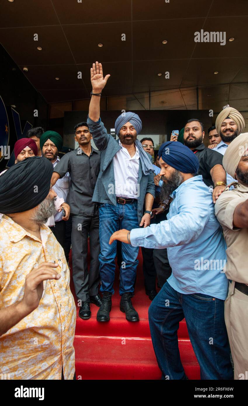 Sunny Deol, indischer Schauspieler, begrüßt das Publikum während der Werbung für seinen Film Gadar 2 am INOX Nehru Place, New Delhi. (Foto: Pradeep Gaur / SOPA Images / Sipa USA) Stockfoto