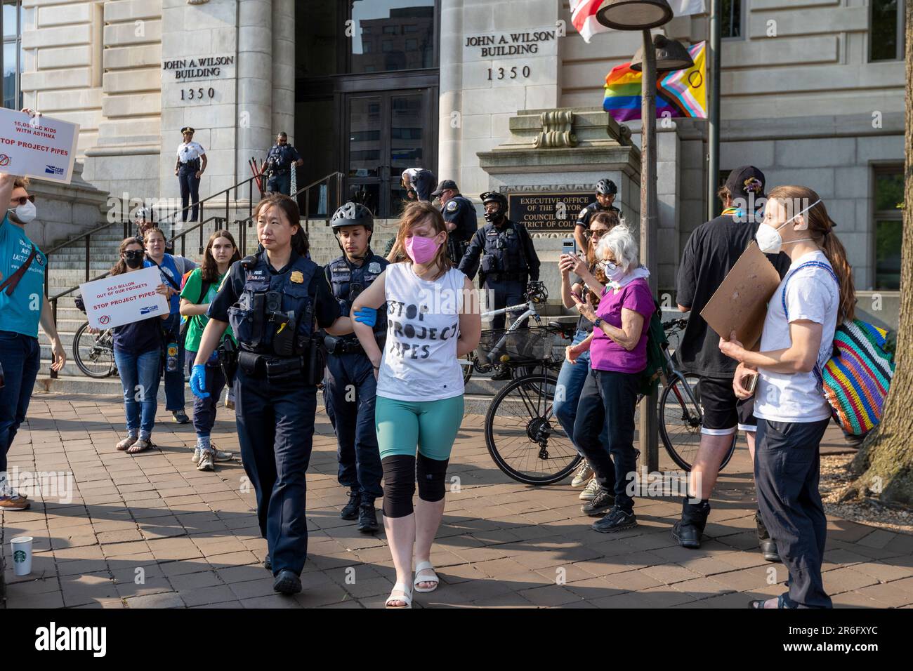 9. Juni 2023, Washington, District of Columbia, USA: Mitglieder der Klimaaktivistengruppe Ausrottung Rebellion DC werden verhaftet, nachdem sie sich an die Türen zum Eingang des Council of the District of Columbia verschlossen haben, während Aktivisten gegen die Verwendung von Methan im District of Columbia protestieren Freitag, 9. Juni 2023 in Washington. Das Gebäude beherbergt den DC Council sowie das mayorÃs-Büro. Aktivisten fordern u. a. eine öffentliche Erklärung, dass Washington GasÃ plant, die Methan-Gasinfrastruktur von capitalÃs zu ersetzen und zu nutzen, es der Stadt unmöglich machen wird, ihre Ziele im Kampf gegen die C zu erreichen Stockfoto