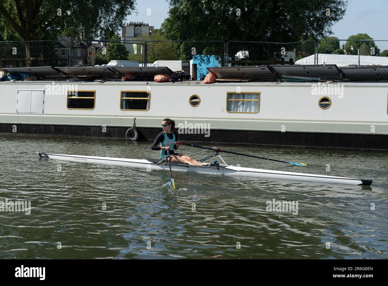 Junge Frau, die auf der River Cam in Cambridge rudert Stockfoto