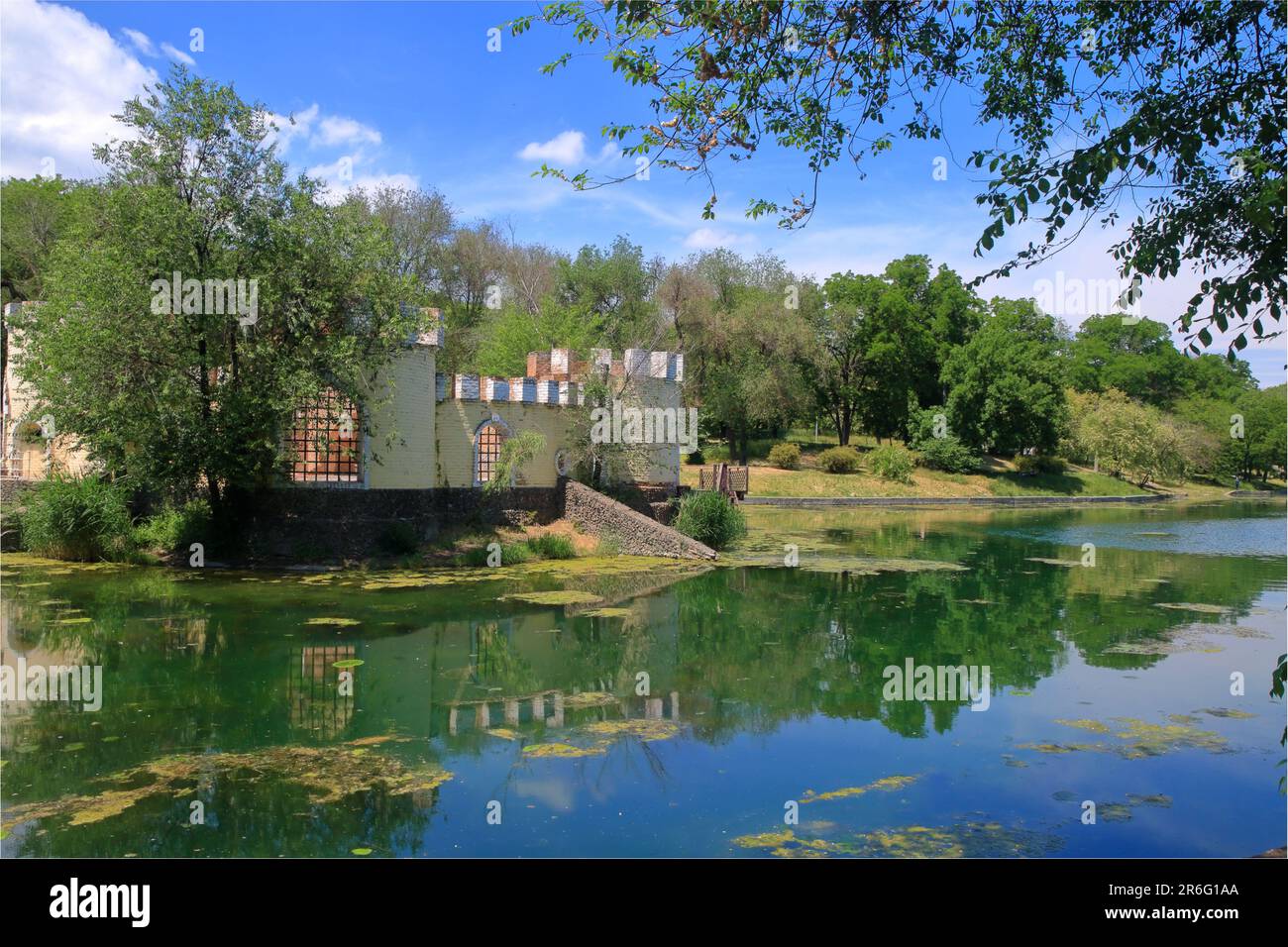 Das Foto wurde im Stadtgarten von Odessa in der Ukraine, Dyukovsky Garden, aufgenommen. Das Bild zeigt ein verlassenes altes Gebäude in Form eines Stockfoto