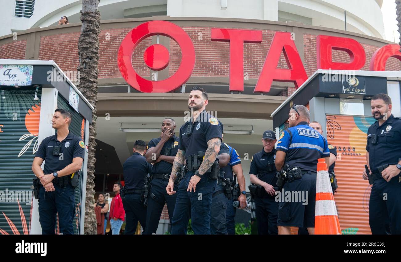 Miami, Florida, USA. 1. Juni 2023. Polizeibeamte blockieren den Eingang zu einem Ziel in Midtown Miami als Protestboykott des Kaufhauses, der während des LGBTQ Pride Month Pro-LGBTQ-Waren verkauft. (Kreditbild: © Dominic Gwinn/ZUMA Press Wire) NUR REDAKTIONELLE VERWENDUNG! Nicht für den kommerziellen GEBRAUCH! Stockfoto