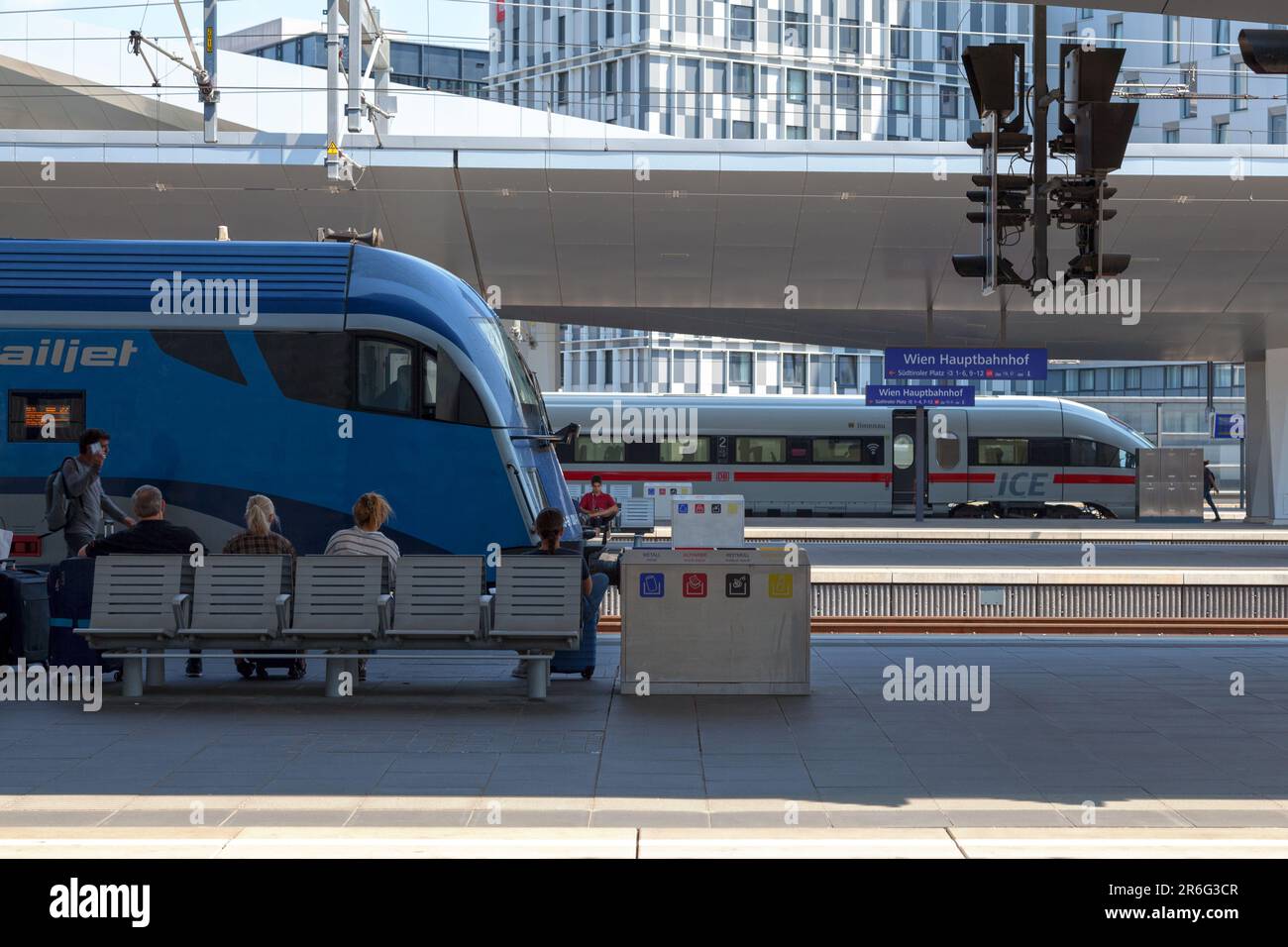 Wien, Österreich - Juni 17 2018: Tschechischer Eisenbahnzug des Railjet und Deutscher Eisenbahn des ICE am Bahnhof Wien Hbf. Stockfoto