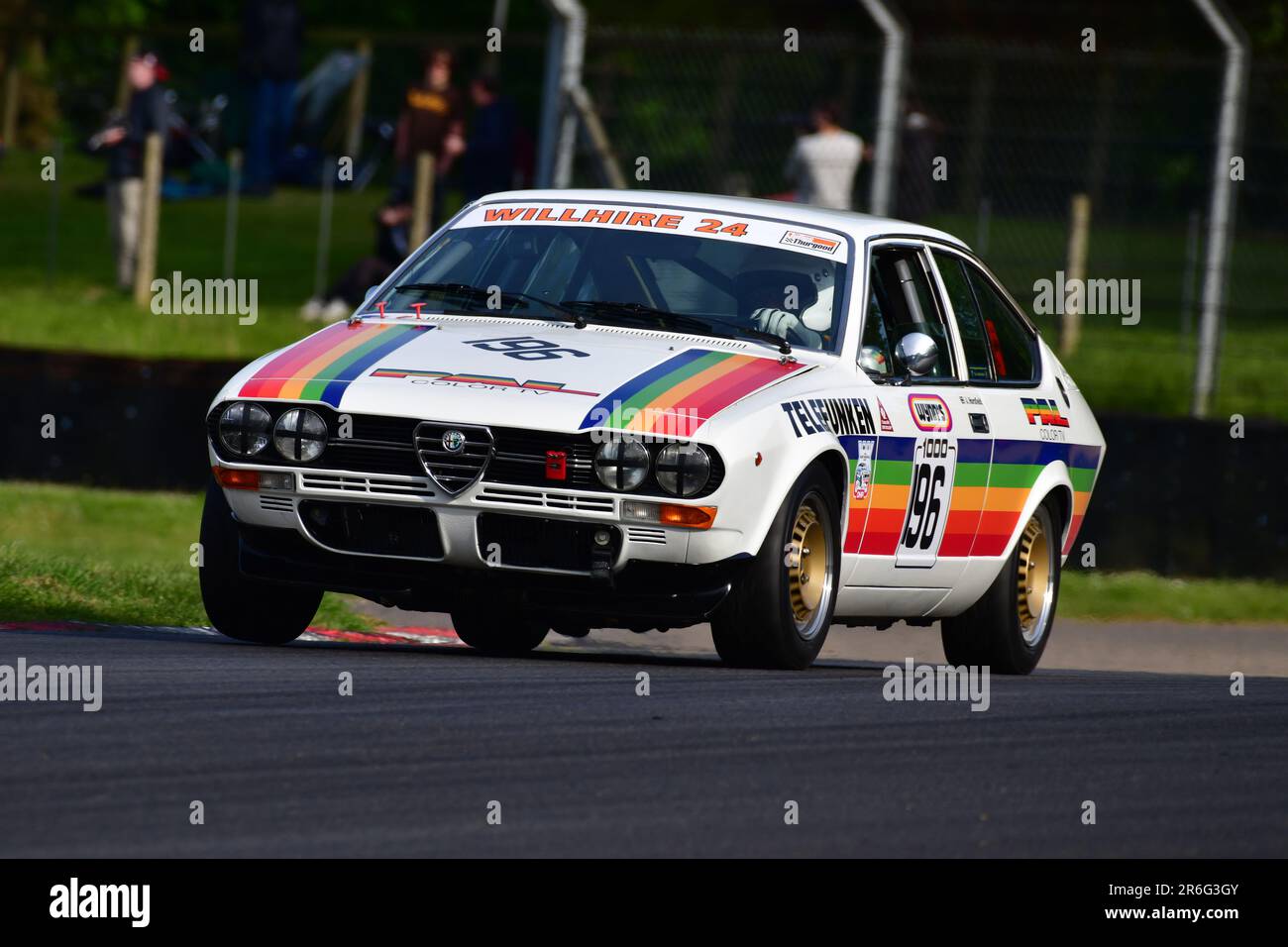 Jonny Horsfield, Alfa Romeo Alfetta GTV, HRDC „Gerry Marshall“ Trophy Series, über 30 Autos auf dem Spielfeld für ein fünfundvierzig-Minuten-Rennen mit zwei Fahrern Stockfoto