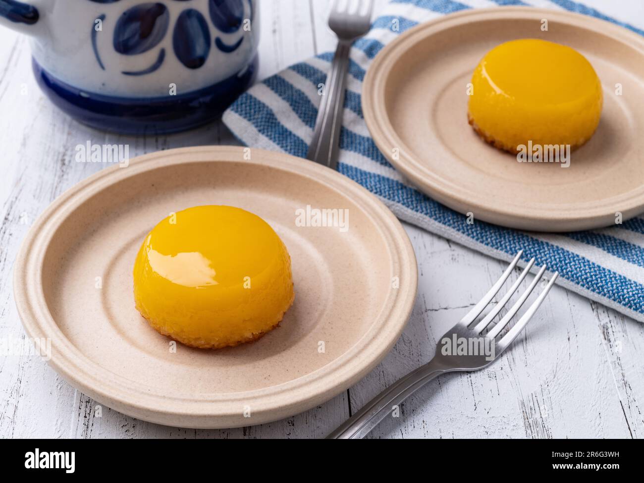 Traditionelles brasilianisches Ei- und Kokosnuss-Dessert. Stockfoto