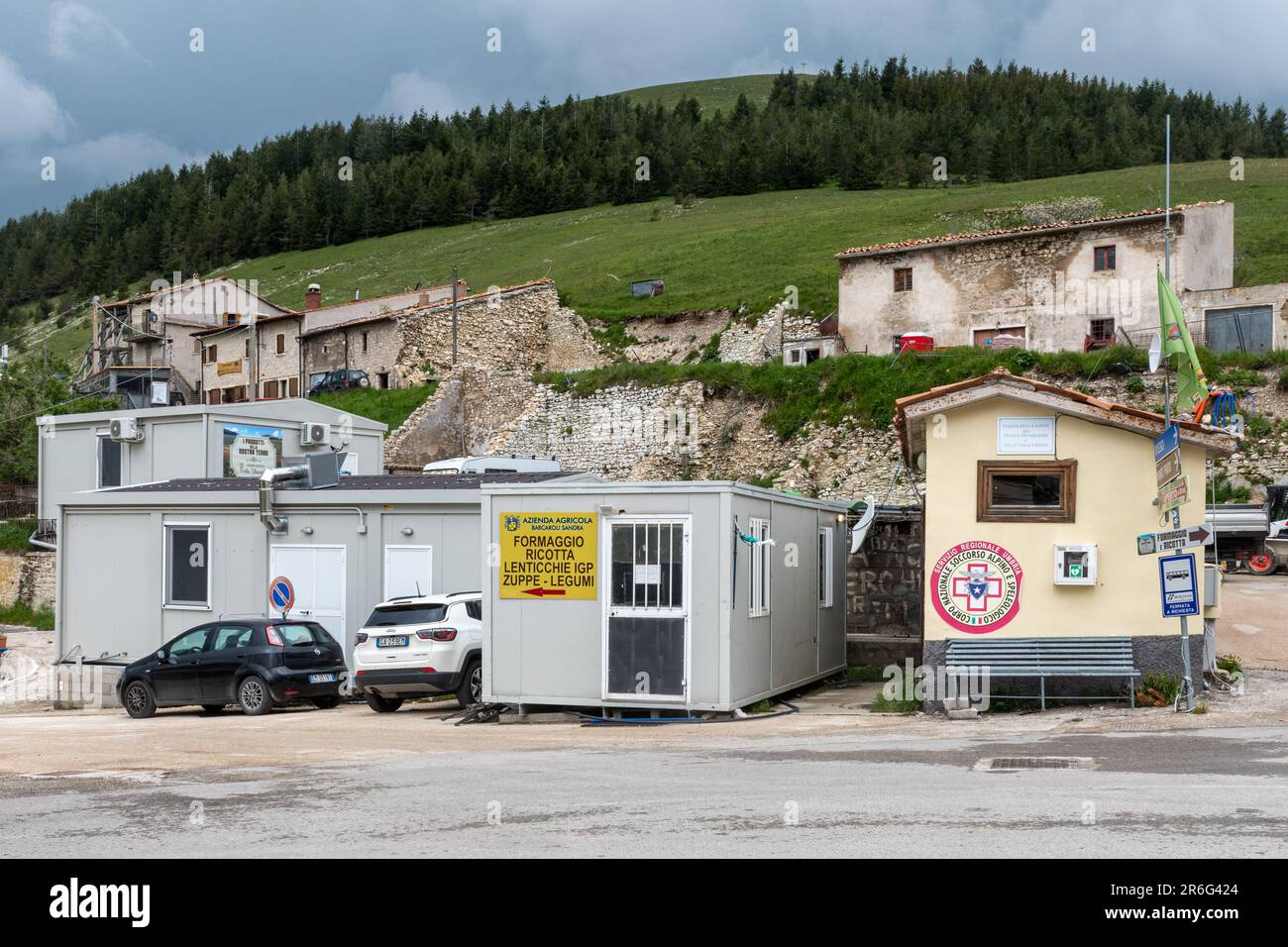 Unternehmen in provisorischen Gebäuden im Dorf Castelluccio in Umbrien, Mittelitalien, Europa, einige Jahre nach dem verheerenden Erdbeben von 2016 Stockfoto