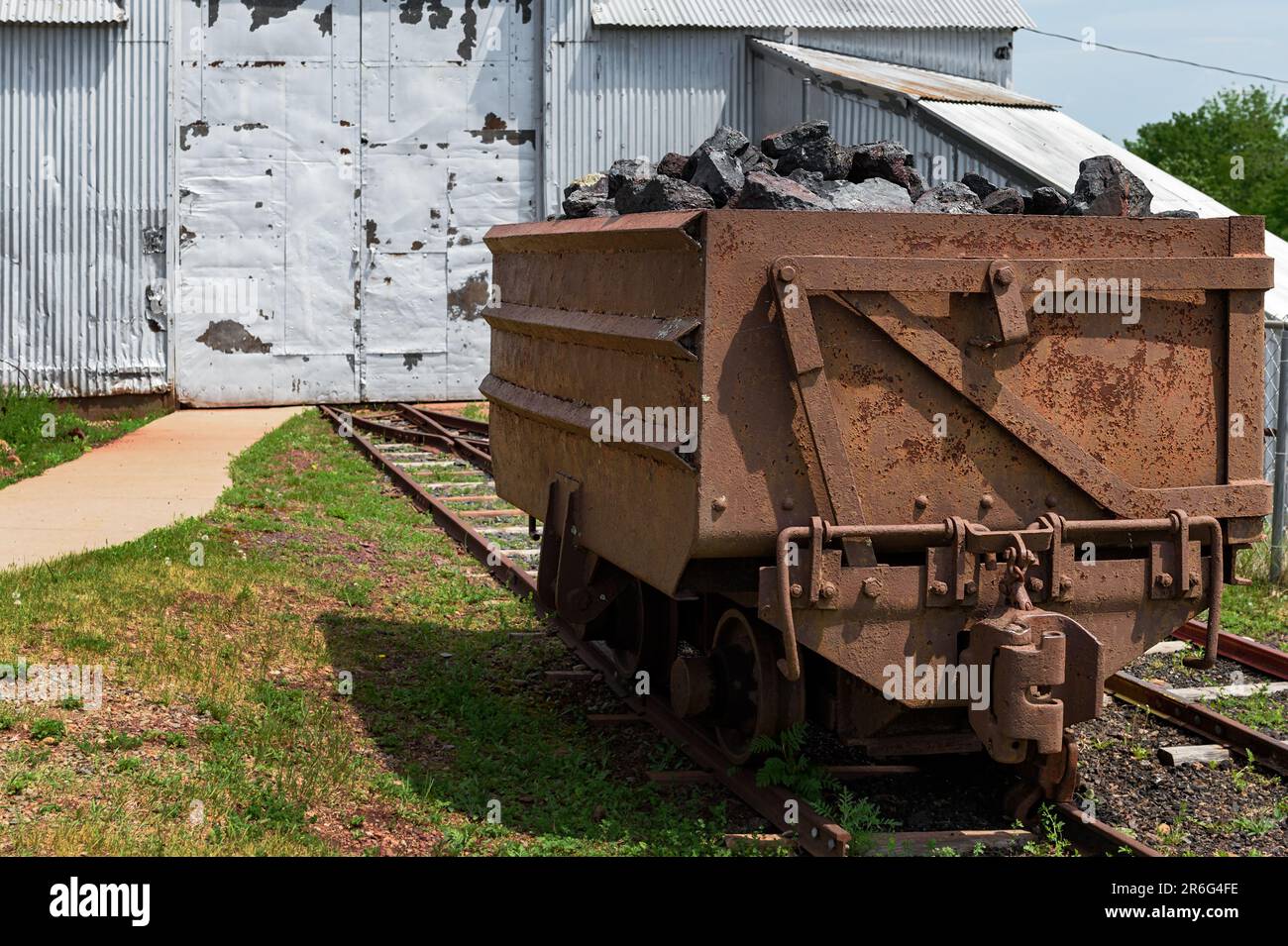 Erzwagen vor der Pioneer Mine in Ely Minnesota - verlassene unterirdische Eisenmine Stockfoto