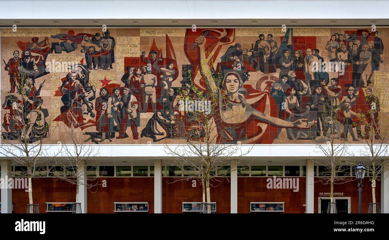 Stellen Sie sich den „Weg der roten Flagge“ mit Keramikfliesen an der Wand des ehemaligen DDR-Kulturpalasts in Dresden vor Stockfoto