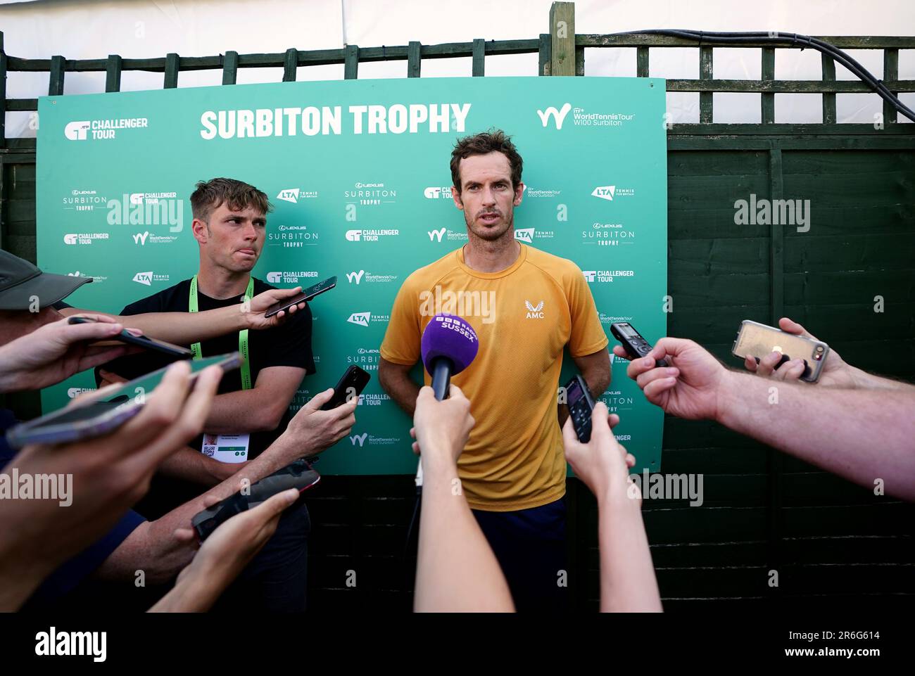 Andy Murray wird nach seinem Viertelfinalspiel gegen Jason Kubler (nicht abgebildet) am 5. Tag der Lexus Surbiton Trophäe 2023 im Surbiton Racket and Fitness Club, London, interviewt. Foto: Freitag, 9. Juni 2023. Stockfoto