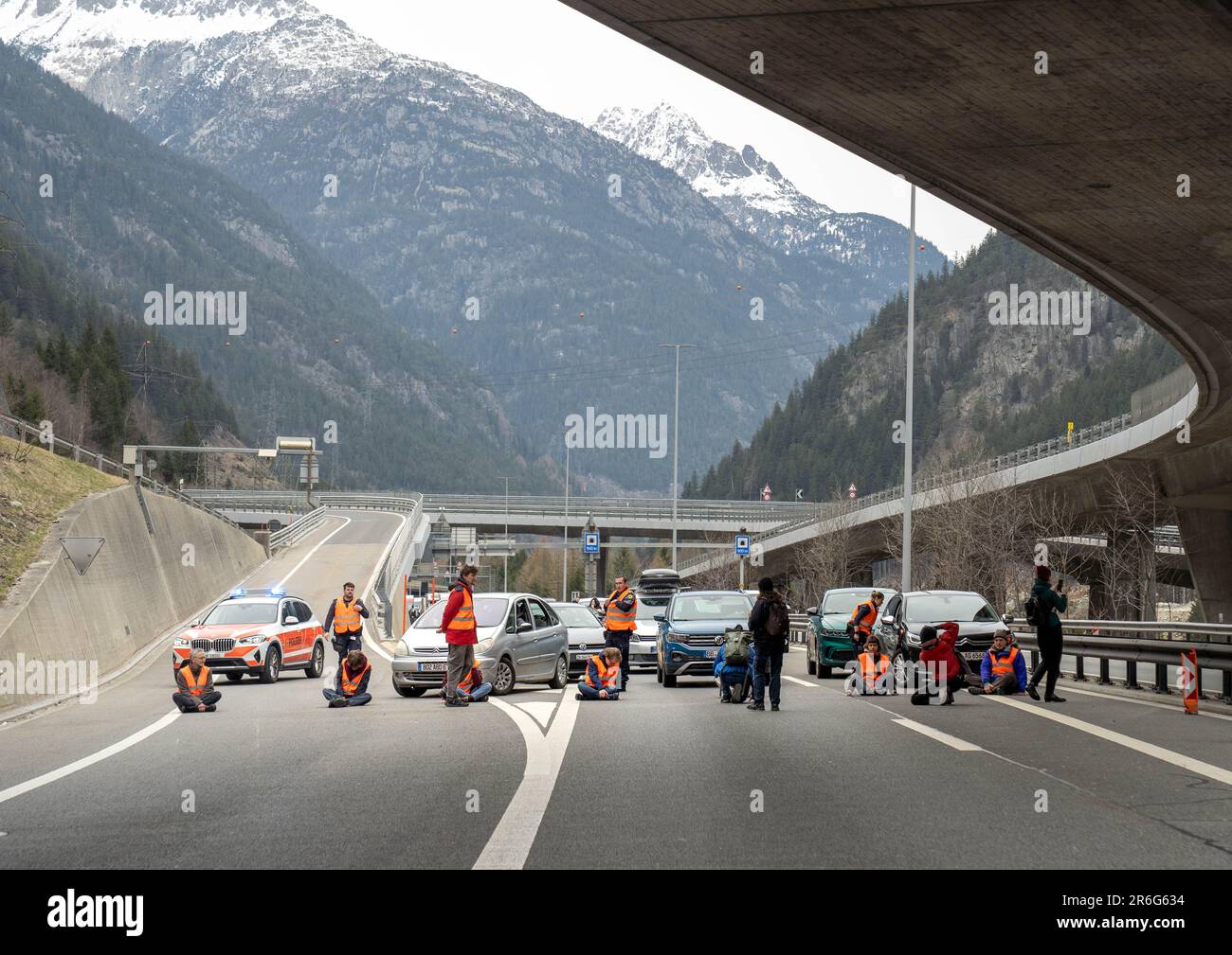 Klimaaktivisten aus der „Schweiz renovieren“ blockieren zu Beginn der osterferien den Eingang zum Gotthardtunnel, ein riesiger Stau Stockfoto