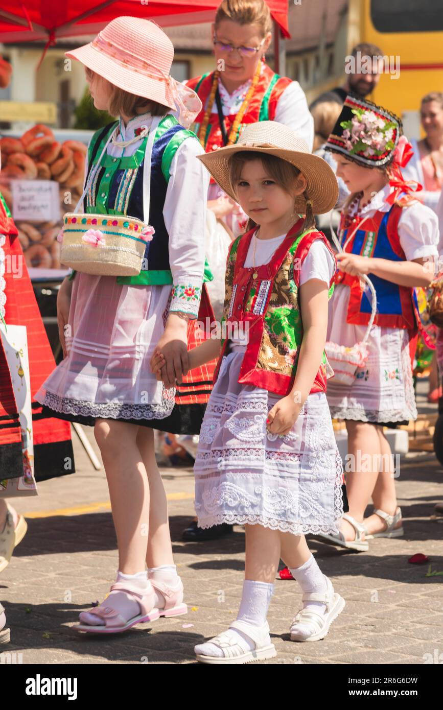 Myszyniec, Polen - Juni 09 2023 - Teilnehmer an einer feierlichen Prozession anlässlich des Festes von Corpus Christi in Myszniec, einem kleinen Kurpi Stockfoto