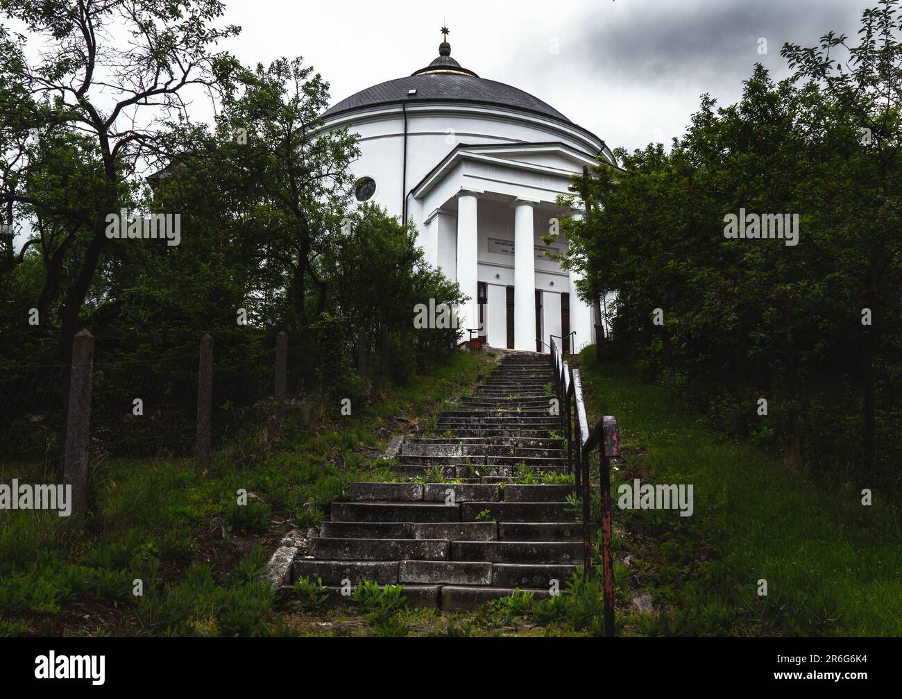 Kirche in einer kleinen Stadt aus Ostungarn Stockfoto