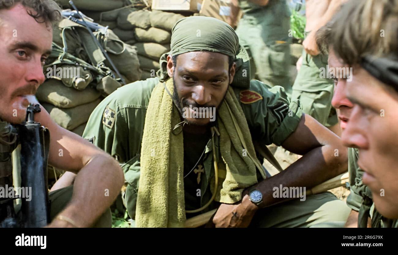 USA. Tony Todd aus dem Film (C)Orion Pictures: Platoon (1986). Chris  Taylor, ein Neophyten-Rekrut in Vietnam, befindet sich in einem  Willensstreit zwischen zwei Sergeanten, einem guten und dem anderen Bösen.  Eine kluge