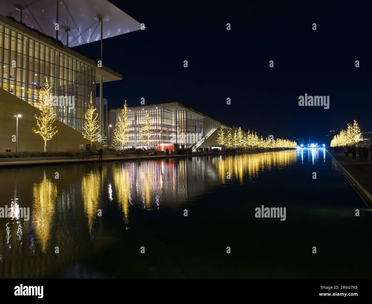 Weihnachtsstimmung mit Wasserreflexionen, Athen, Griechenland Stockfoto