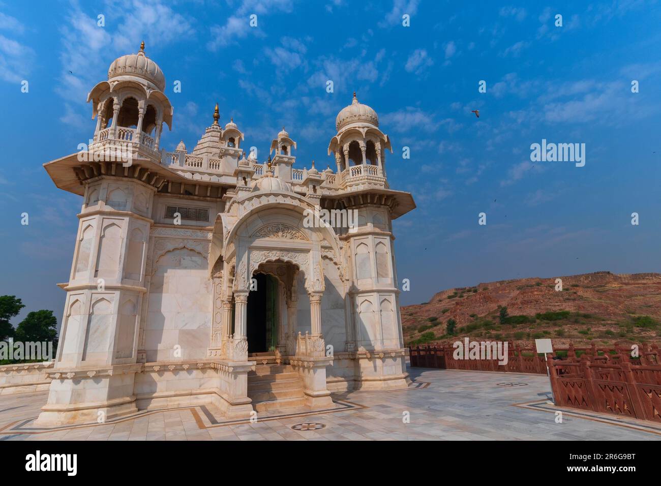 Wunderschöne Architektur von Jaswant Thada cenotaph, Jodhpur, Rajasthan, Indien. In memoriam Maharaja Jaswant Singh II Makrana-Marmor strahlt warmes Licht aus Stockfoto