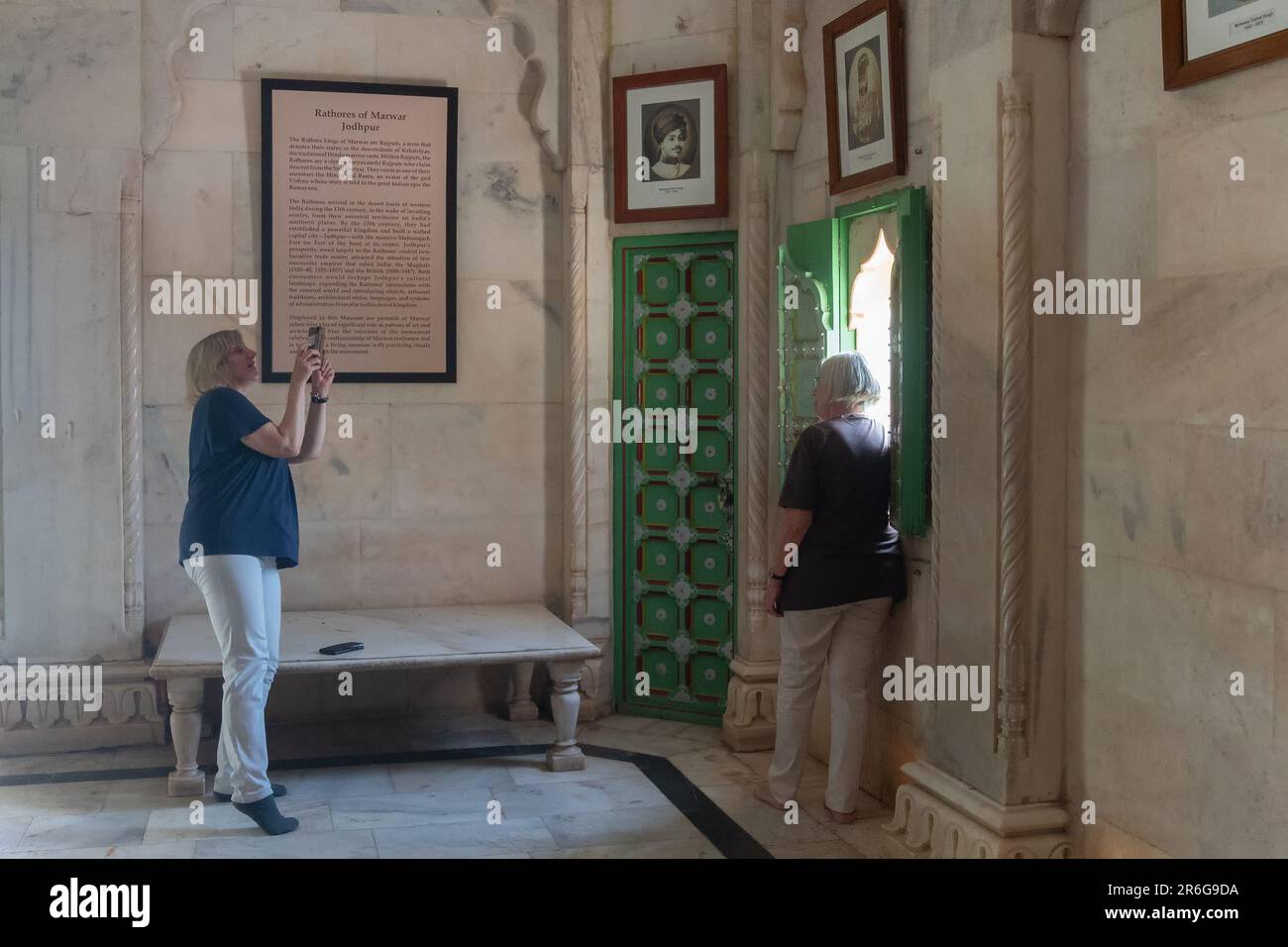 Jodhpur, Rajasthan, Indien - 20. Oktober 2019 : Ausländerin, die in der wunderschön eingerichteten Halle Jaswant Thada ein Foto von ihrem Freund macht. Stockfoto