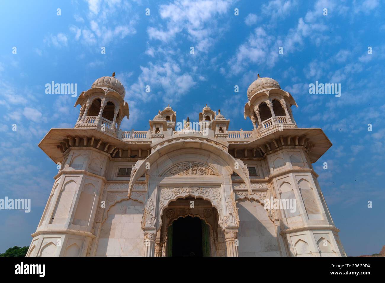 Wunderschöne Architektur von Jaswant Thada cenotaph, Jodhpur, Rajasthan, Indien. In memoriam Maharaja Jaswant Singh II Makrana-Marmor strahlt warmes Licht aus Stockfoto