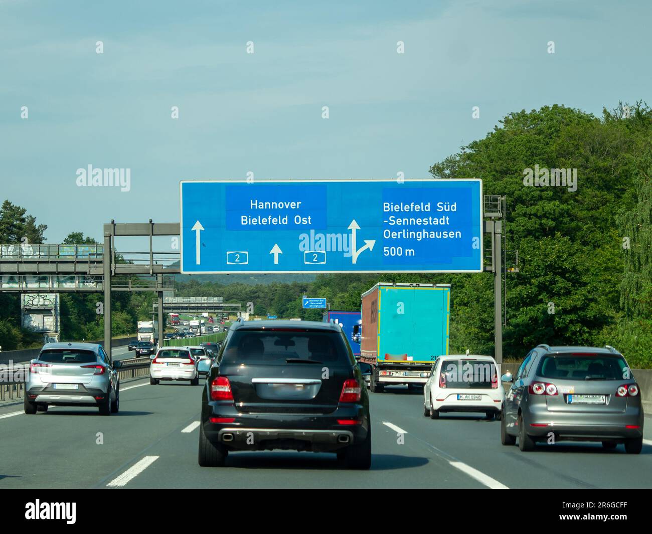 Auf den Autobahnen ist viel Verkehr. Europäische Autobahn. Stockfoto