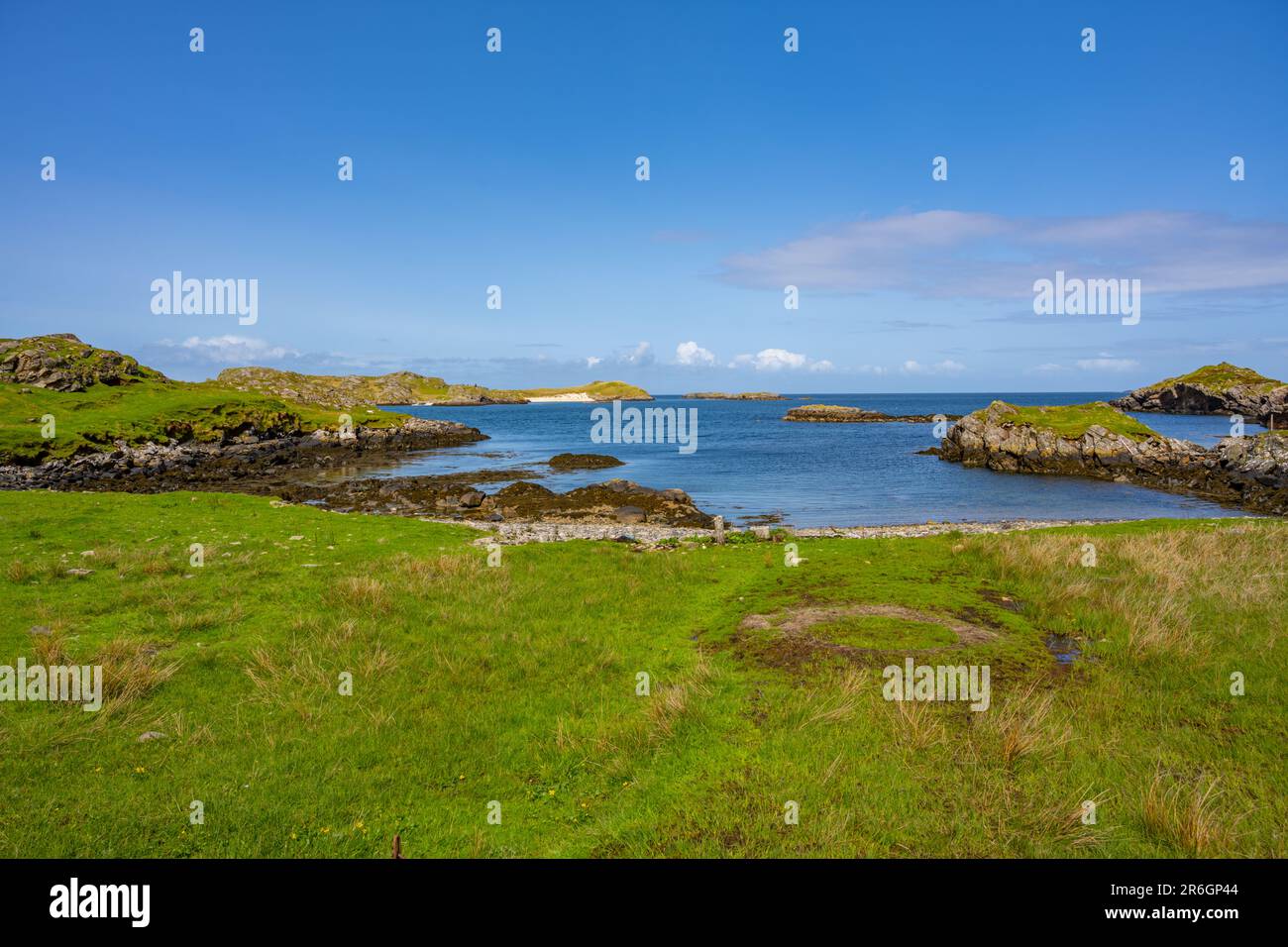 Blick in Richtung Little Bernera vom Strand in Crothair auf Great Bernera der Isle of Lewis im äußeren Hebriden Schottland Stockfoto