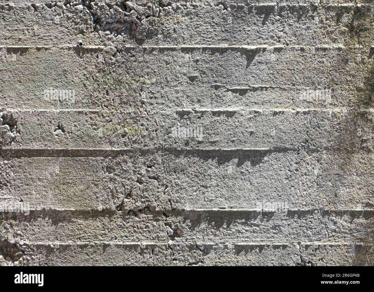 Verstärkte Betonoberfläche unter schrägem Licht. Klare Abdrücke der Schalung Stockfoto