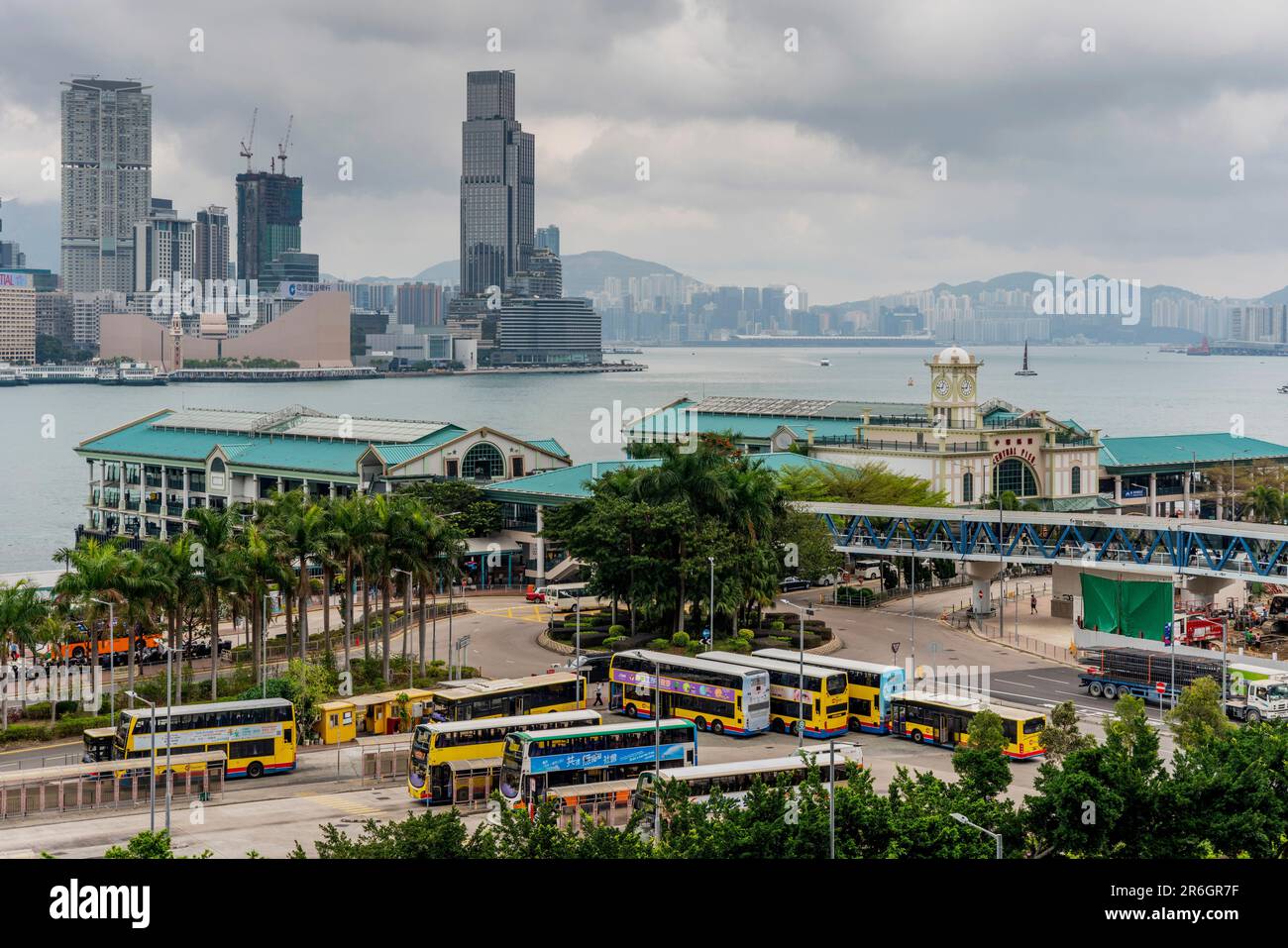 Die Bushaltestelle in der Nähe des Central Pier, Hongkong, China. Stockfoto
