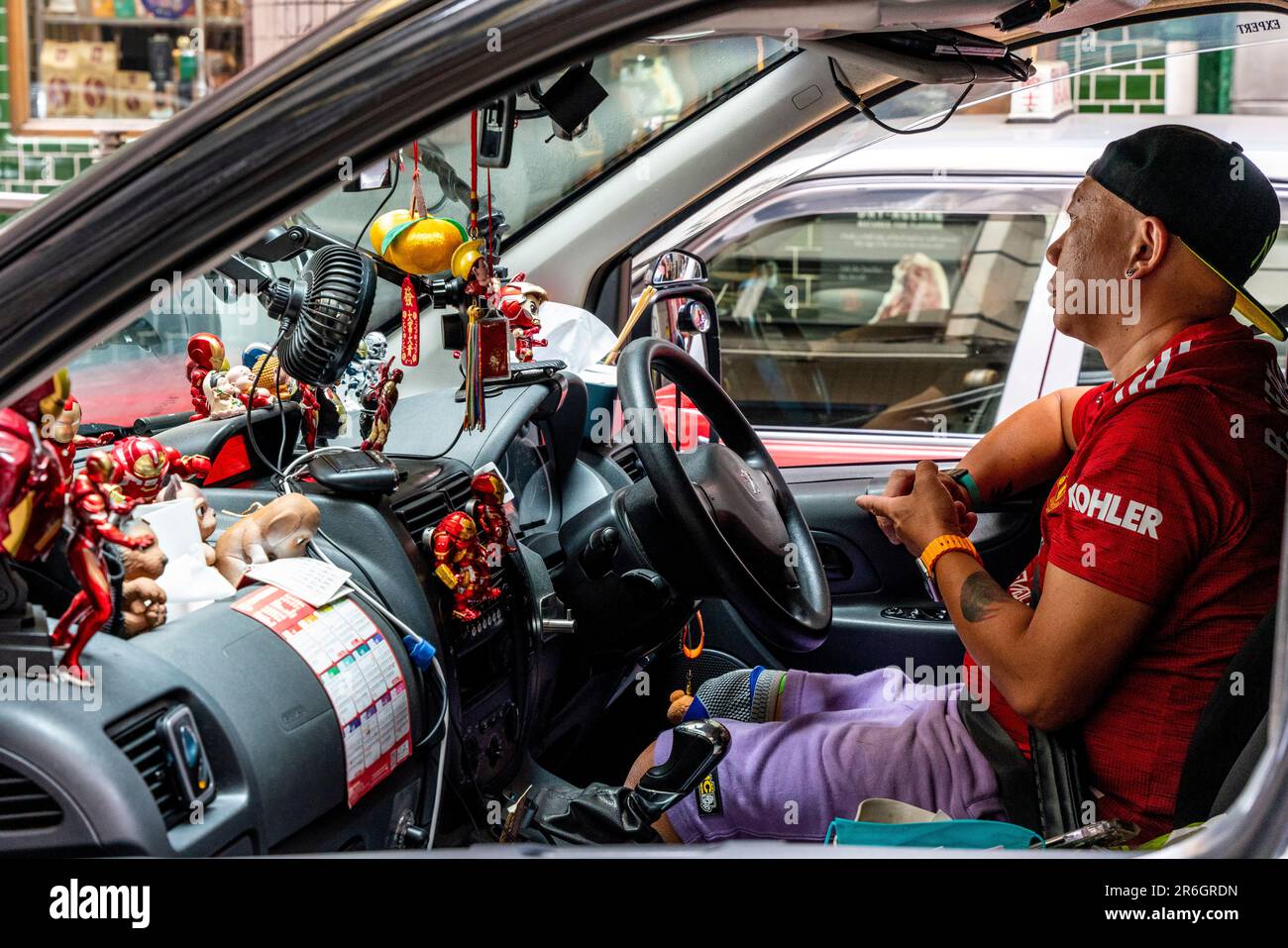 Ein lokaler Fahrer steckt im Verkehr in Hongkong, Hongkong, China fest. Stockfoto