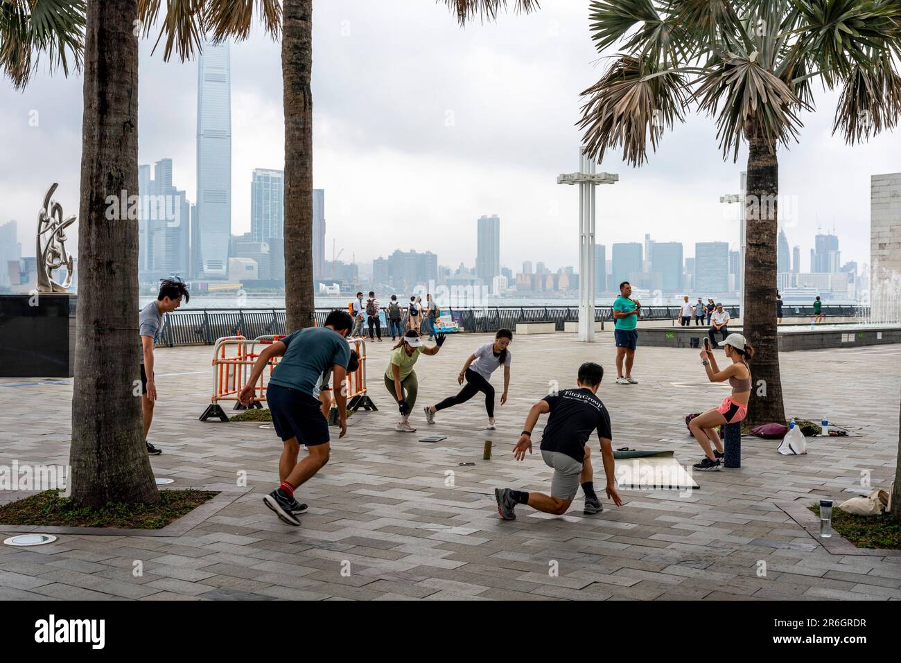 Einheimische Nehmen An Einem Outdoor-Trainingskurs Gegen Die Skyline Von Kowloon, Hongkong, China, Teil. Stockfoto