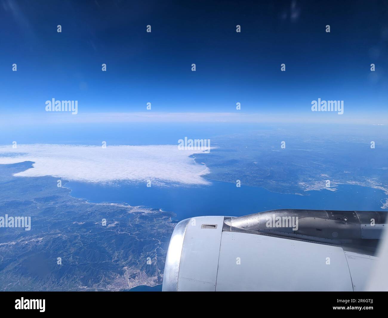Luftaufnahme von einem Flugzeug auf die Straße von Gibraltar, eine Turbine im Vordergrund Stockfoto