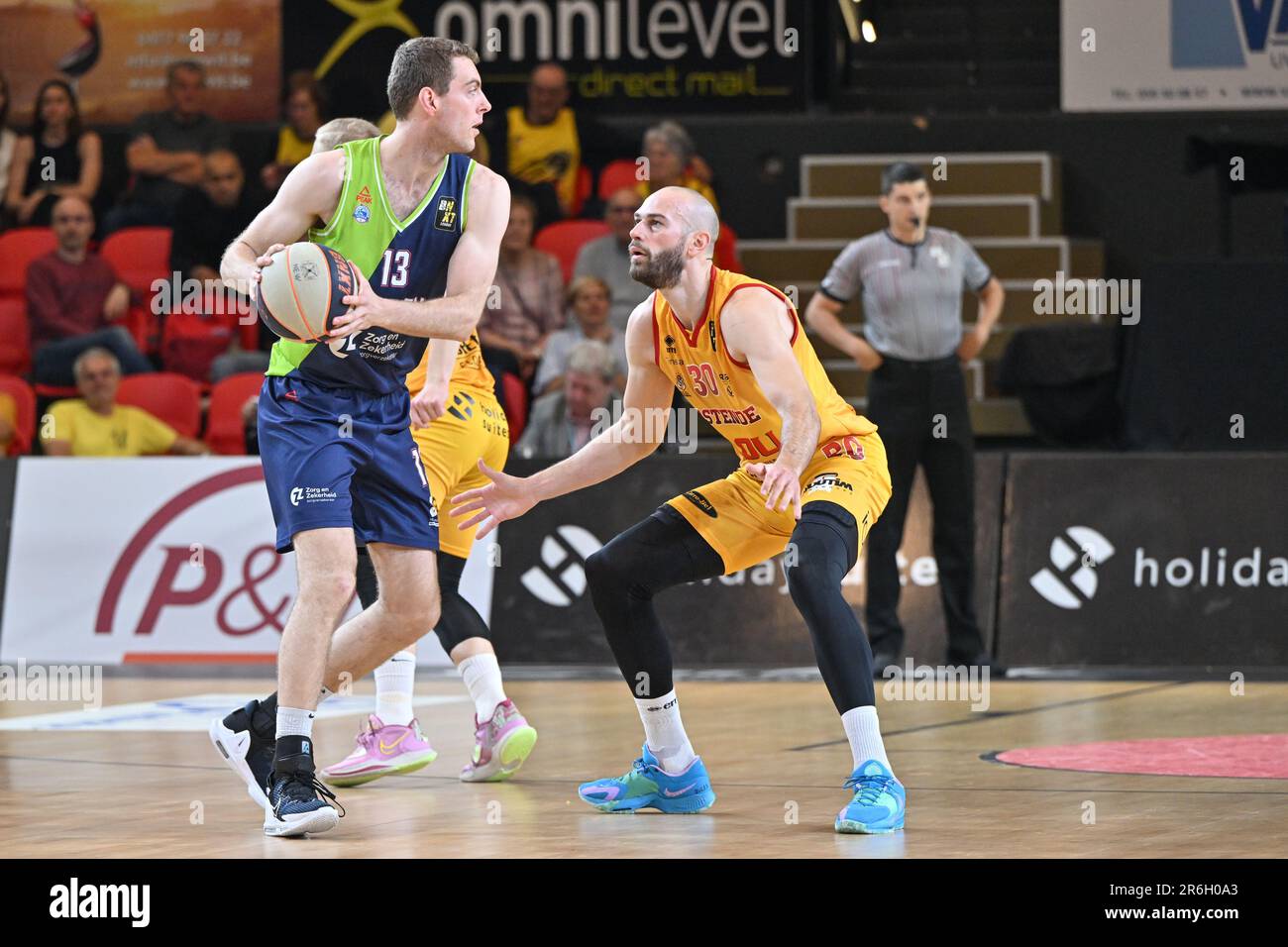 Oostende, Belgien. 09. Juni 2023. Luuk van Bree von Leiden und Pierre-Antoine Gillet von Oostende in Aktion während eines Basketballspiels zwischen dem belgischen BC Oostende und dem niederländischen Team ZZ Leiden am Freitag, den 09. Juni 2023 in Oostende, dem ersten Spiel in den besten von drei Finalen der Basketballmeisterschaft der BNXT League. BELGA FOTO DAVID CATRY Kredit: Belga News Agency/Alamy Live News Stockfoto