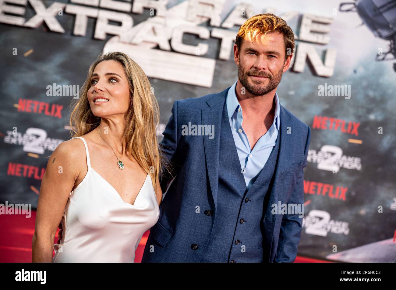 Berlin, Deutschland. 09. Juni 2023. Chris Hemsworth, Schauspieler, und seine Frau Elsa Pataky, Schauspielerin, kommen zu einer Sondervorführung des Films „Tyler Rake: Extract 2". Der Aktionsfilm „Tyler Rake: Extract 2“ wird ab dem 16. Juni 2023 über Netflix veröffentlicht. Kredit: Fabian Sommer/dpa/Alamy Live News Stockfoto