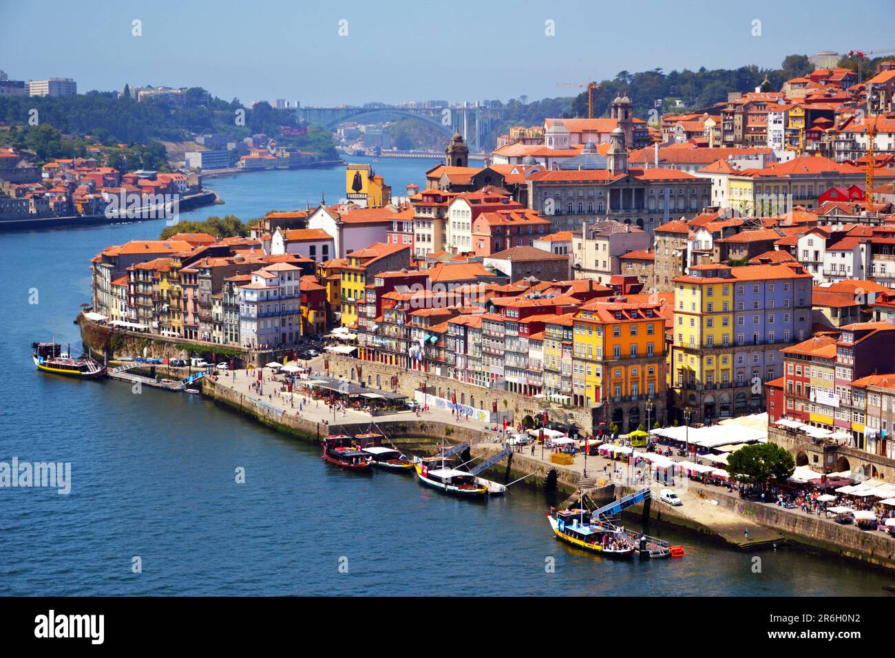 Porto, Portugal - August 20. 2015 : Globale Sicht auf die Stadt, in der Nähe des Flusses Douro. Es ist im Sommer. Gebäude haben viele Farben Stockfoto