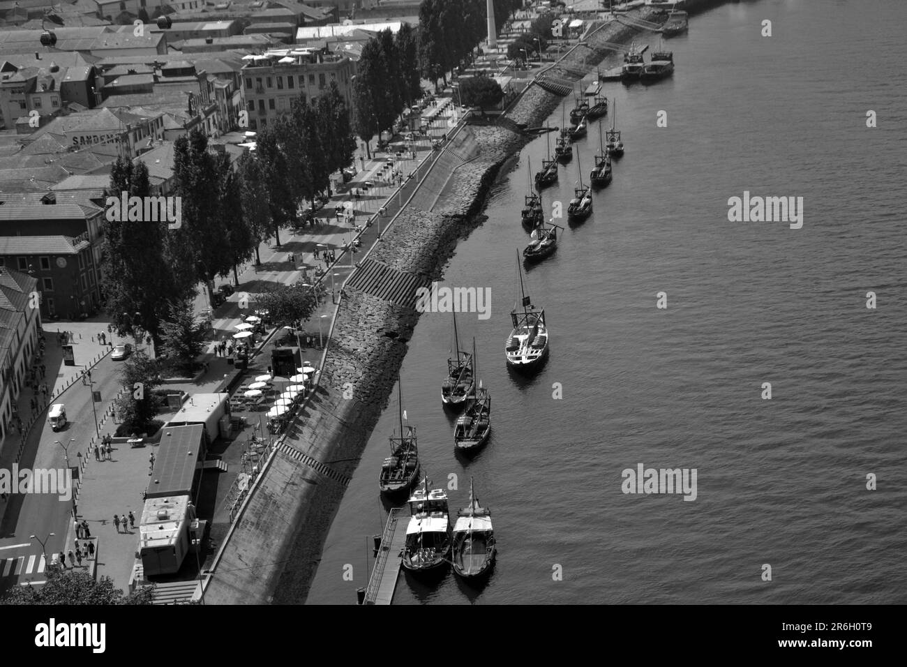 Boote auf dem Fluss Douro in Porto City im Sommer, august 2015 19. Sie fallen in den Geltungsbereich des Weinguts von Porto. Stockfoto Boote auf dem Fluss Douro in Porto City im Sommer, august 2015 19. Sie fallen in den Geltungsbereich des Weinguts von Porto. Stockfoto