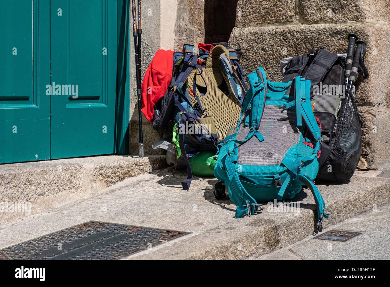 Die Rucksäcke der Pilger stapelten sich vor der Tür einer Pilgerherberge auf dem Camino de Santiago. Stockfoto