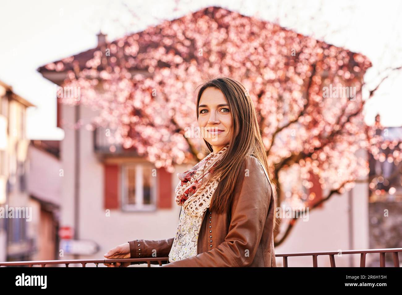 Frühlingsporträt einer hübschen jungen Frau, die draußen posiert Stockfoto