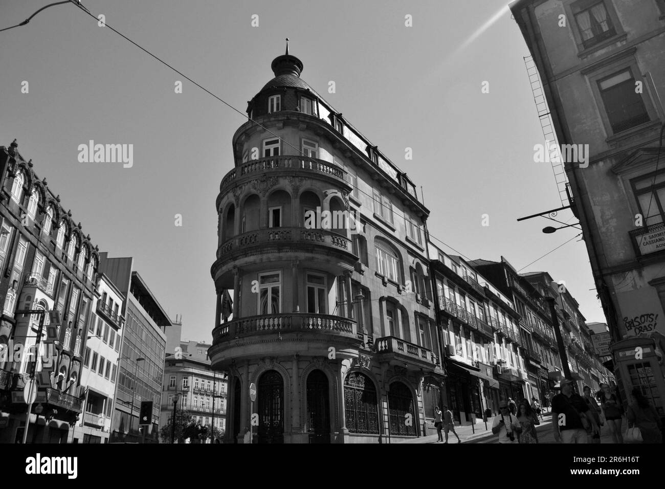 Mehrere Fassaden in Porto, august 2015 17. Konzentrieren Sie sich auf ein schönes Gebäude, neoklassizistisch. Es gibt zwei Straßen und Menschen, die darauf laufen. Stockfoto
