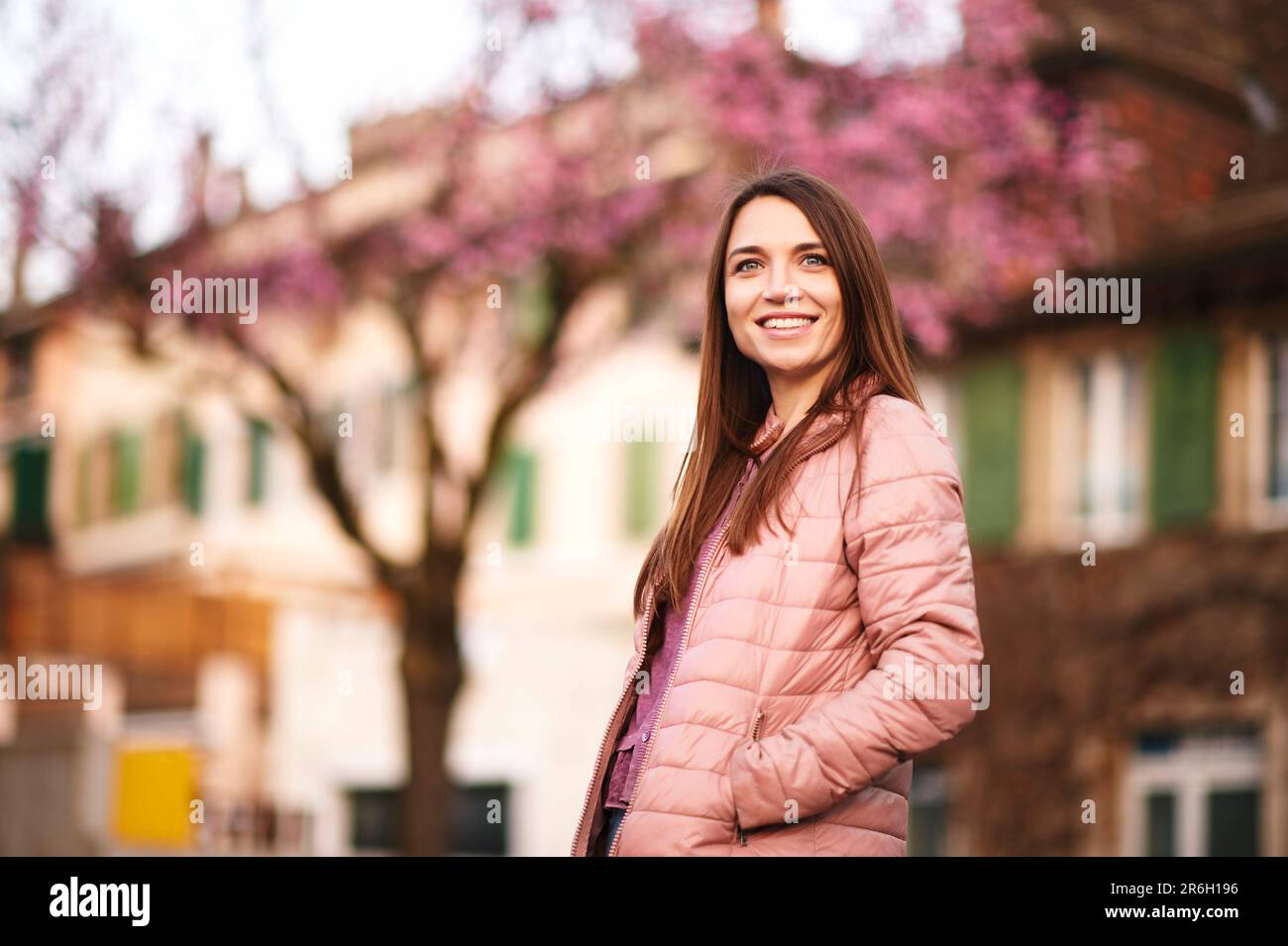 Frühlingsporträt einer hübschen jungen Frau, die draußen posiert Stockfoto