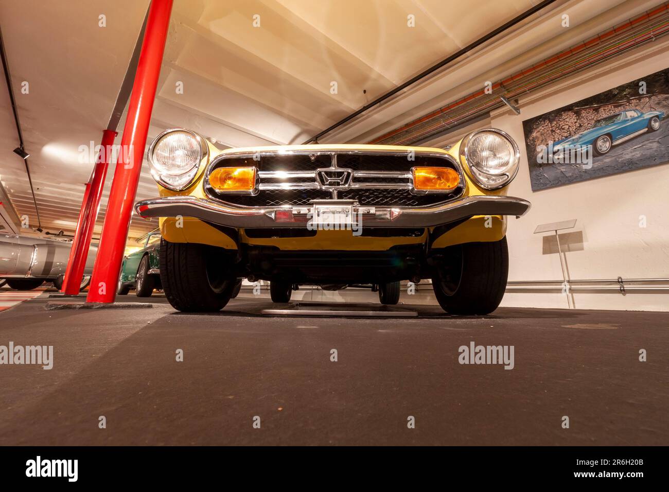 ROMANSHORN, SCHWEIZ - 4. JUNI 2023: Honda S800 im Romanshorn-Museum Autobau erlebniswelt. Vorderansicht von unten Stockfoto