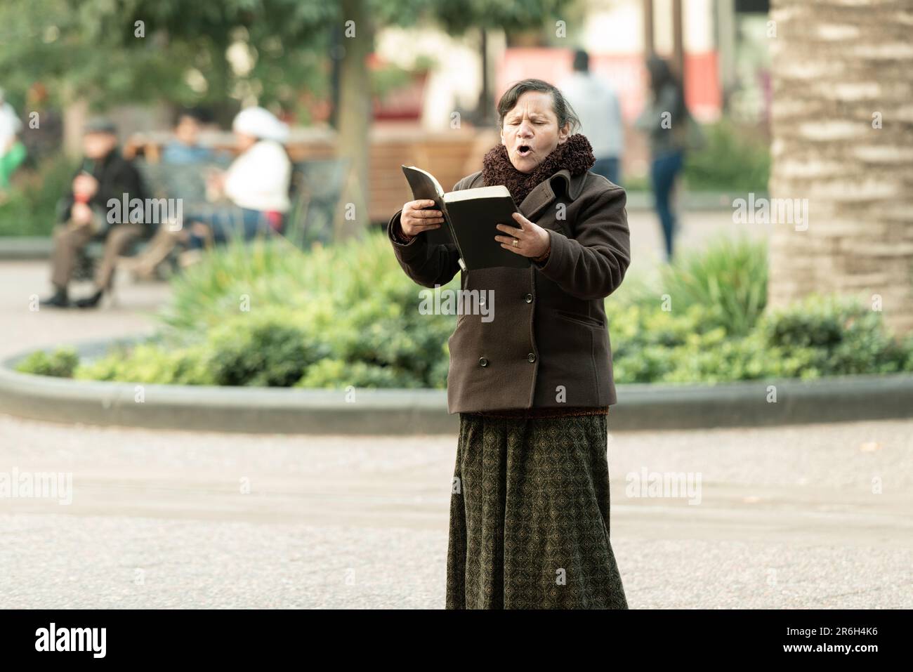 Santiago, Chile - Ein einsamer Prediger, der laut das Wort gottes am Plaza de Armas schreit. Stockfoto
