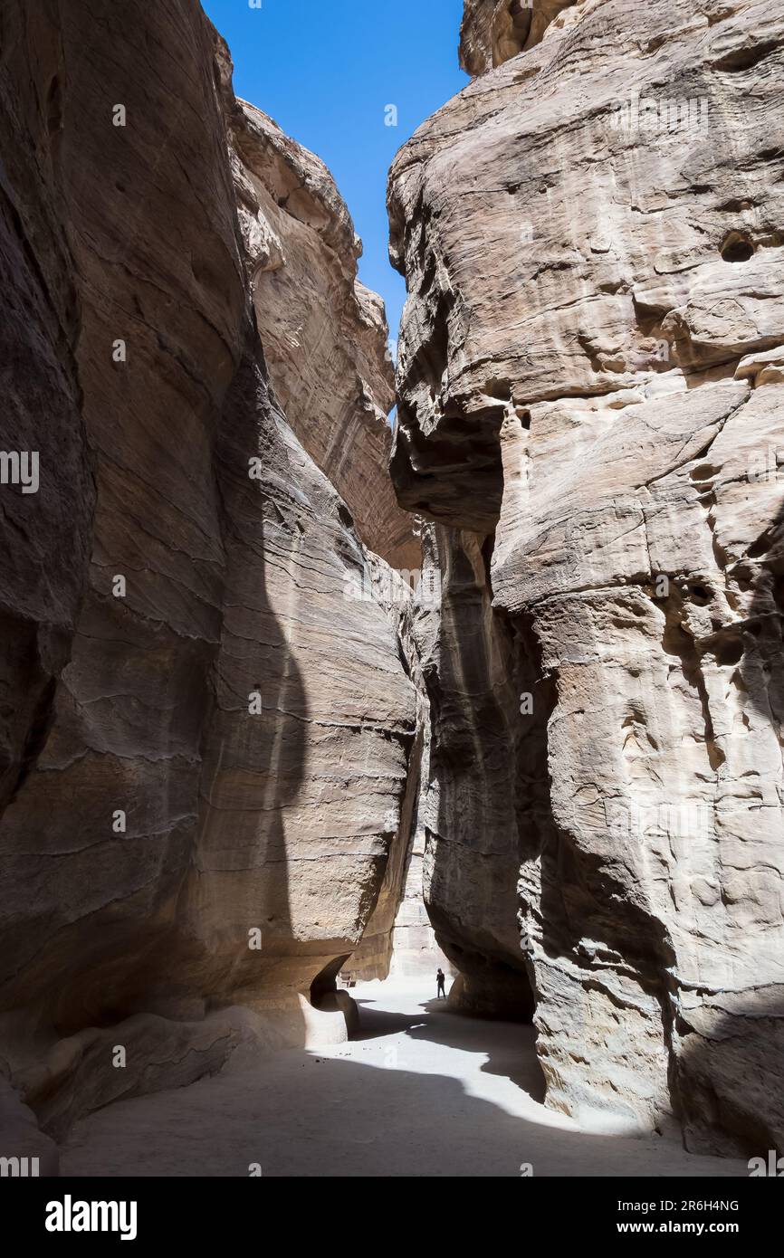 Blick auf den Siq, den Haupteingang zur antiken nabateanischen Stadt Petra im Süden Jordaniens. Stockfoto