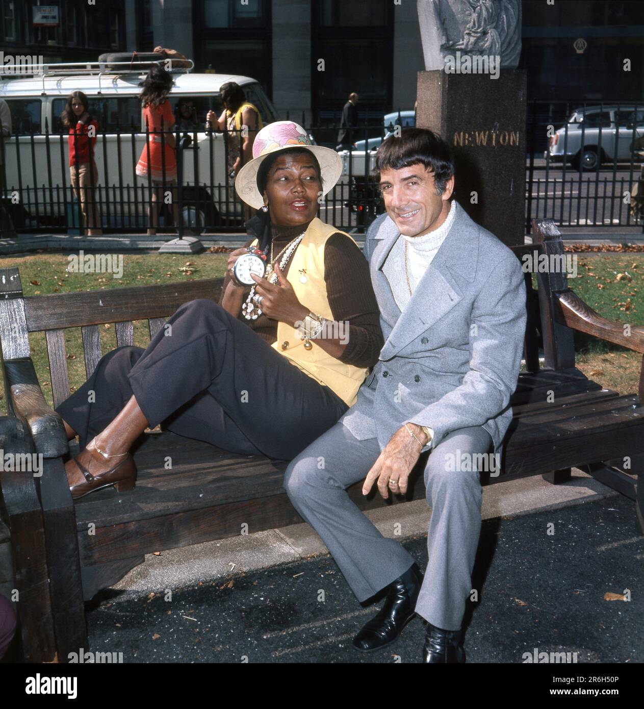 PEARL BAILEY und ihr Mann, Jazz-Schlagzeugerin LOUIE BELLSON, haben am 1. 1972. September im Park am Leicester Square, London, ein ehrliches Porträt gedreht, als sie in London war, um im Talk of the Town Nachtclub in einem Konzert aufzutreten. Stockfoto