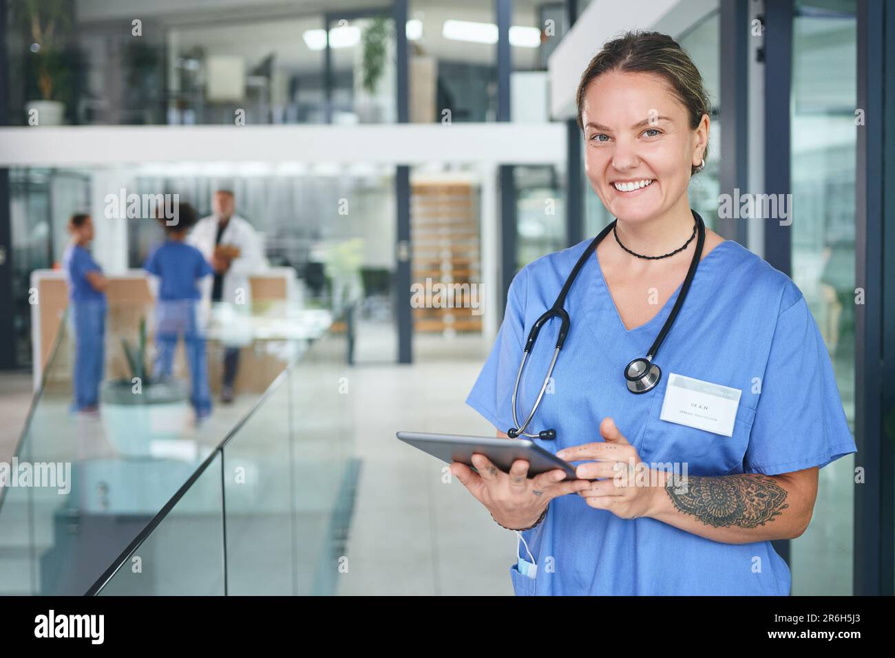 Nicht alle Helden tragen Umhänge, manche tragen Peelings. Gekürztes Porträt einer attraktiven jungen Krankenschwester im Stehen und mit einem digitalen Tablet in der Klinik. Stockfoto