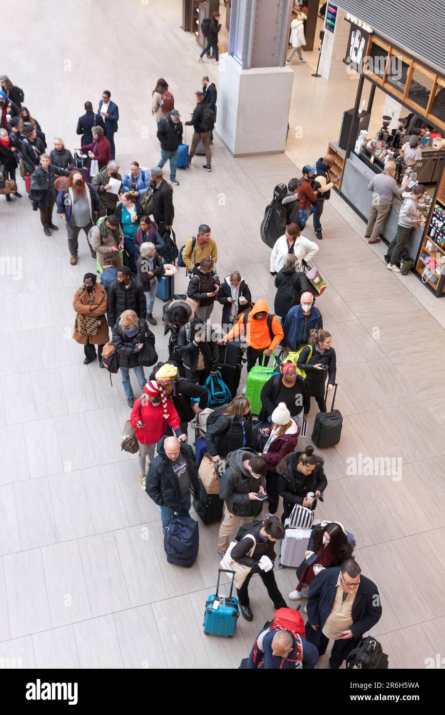 Leute, die in der Schlange warten, um Amtrak-Zugfahrkarten in der Moynihan Train Hall zu kaufen, im James A. Farley Post Office Building, New York, NY. Stockfoto