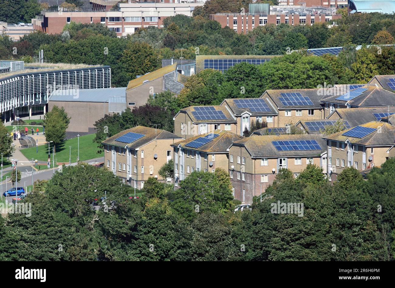 Solarpaneele auf Studentenunterkünften in Paddock Field Halls of Residence, University of Brighton. (Falmer Campus.) Stockfoto