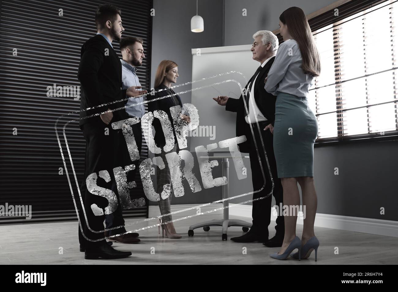 Geheime Informationen. Stempel Top Secret auf dem Foto von Leuten im Amt Stockfoto