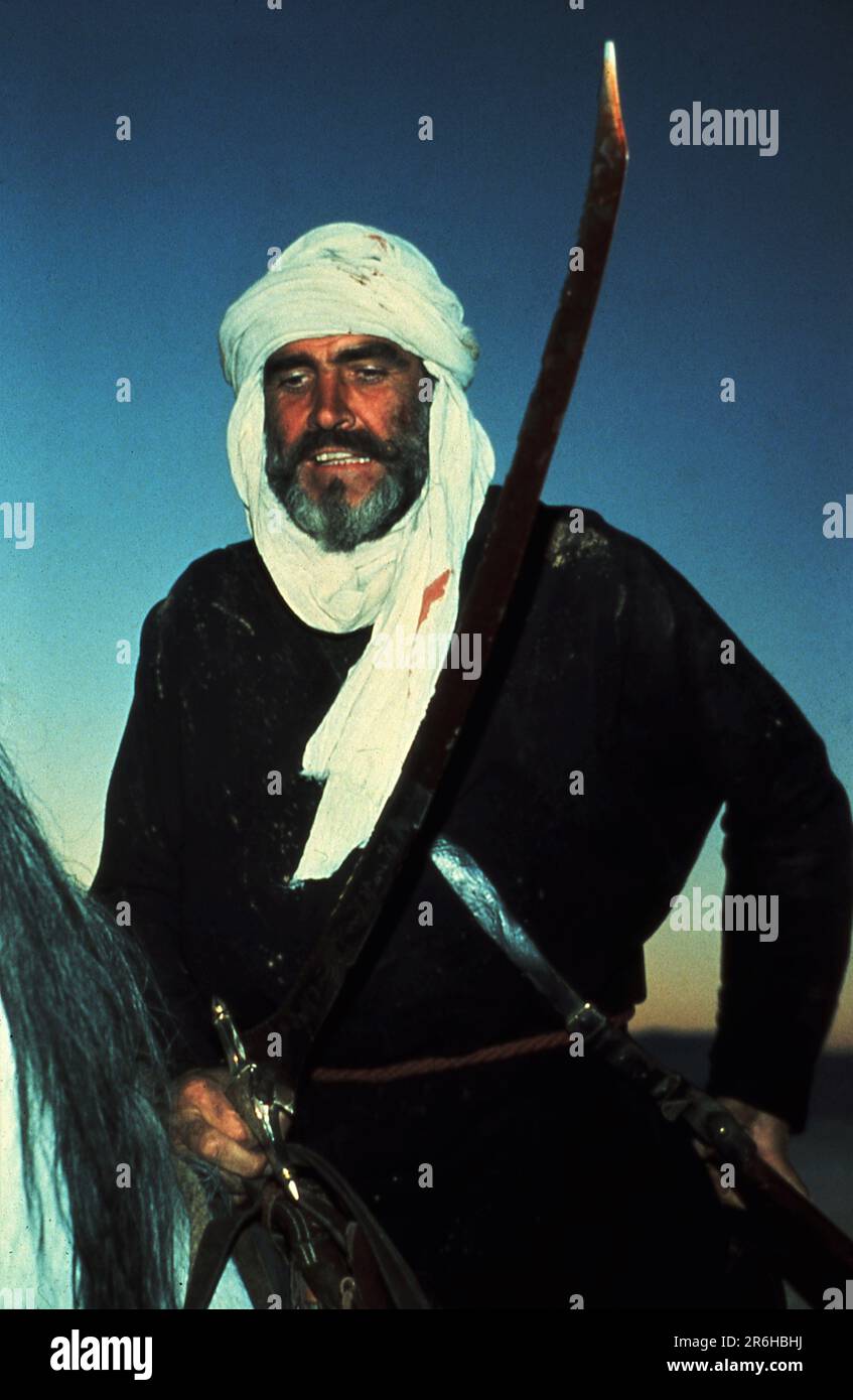 SEAN CONNERY in Kostüm als Sharif Raisuli am Drehort bei der Drehung der Beach Fight Sequence in THE WIND UND DES LION 1975 Regisseurs/Schriftstellers JOHN MILIUS Musik Jerry Goldsmith Produzent Herb Jaffe Metro Goldwyn Mayer (MGM) Stockfoto