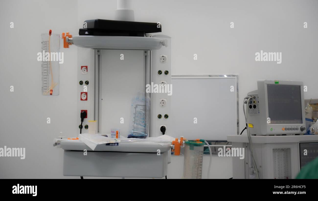 Operationsraumausrüstung. Anästhesiegeräte im Operationssaal Stockfoto