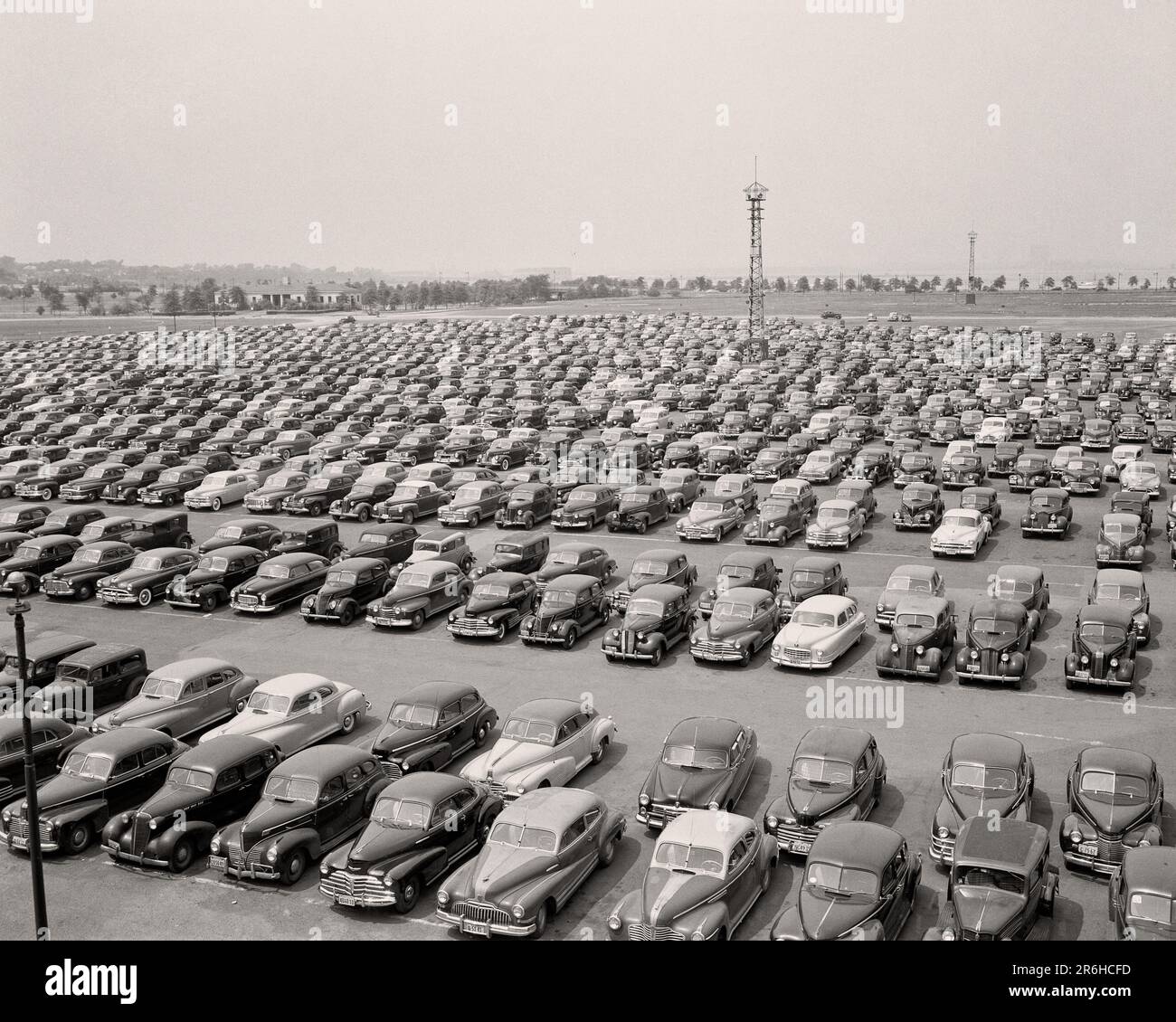 1940S 1950S HUNDERTE VON AUTOS SIND AUF DEM STÄDTISCHEN PENDLERPARKPLATZ FLUSHING, QUEENS NYC USA - M3243 HAR001 HARS PARKPLATZ AUSGERICHTET Stockfoto